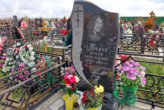 Фигурный черный памятник с дополнительной резьбой