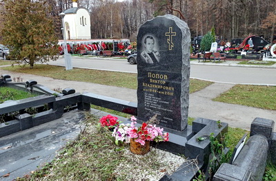 Простой гранитный памятник на одного покойного с краями под естественный скол